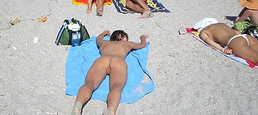 female beach nudity exhibitionism