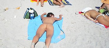 peeing on the beach girl