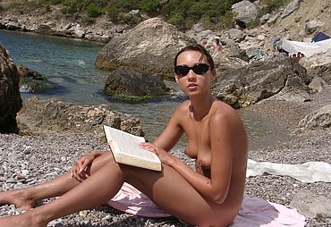 hot girl peeing in a bikini at the beach